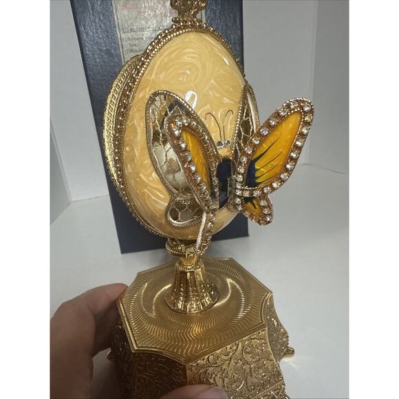 Kingspoint Design Egg With Butterflies Collection Music Box. Faux Marble Egg - Picture 4 of 12